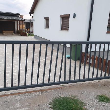 Apartman Filip Udbina Екстериор снимка