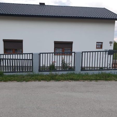 Apartman Filip Udbina Екстериор снимка