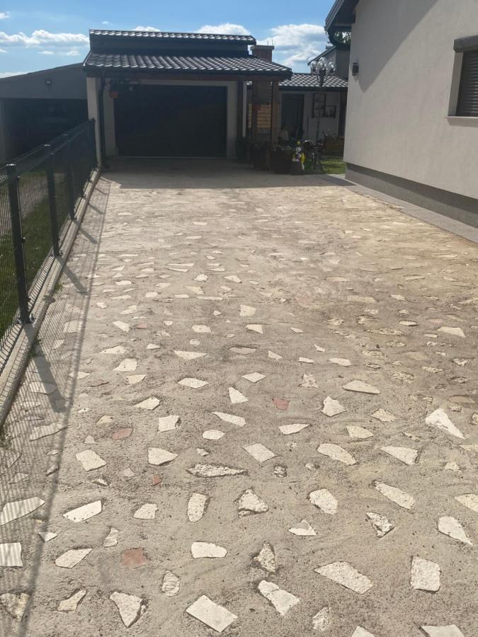 Apartman Filip Udbina Екстериор снимка