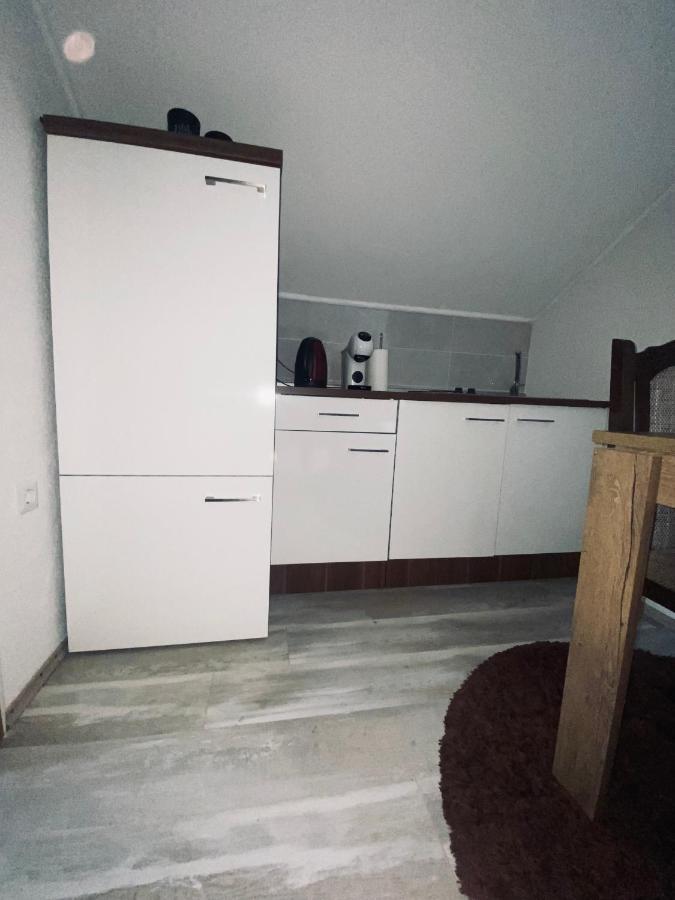 Apartman Filip Udbina Екстериор снимка