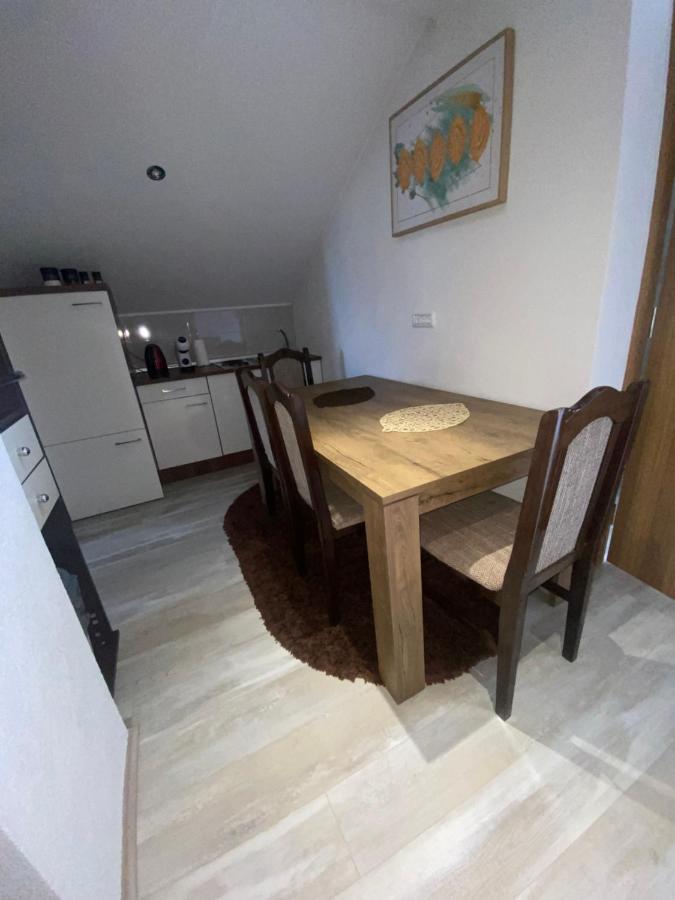 Apartman Filip Udbina Екстериор снимка