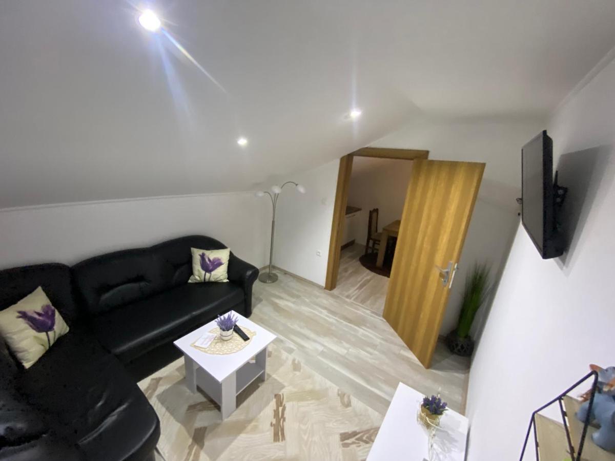 Apartman Filip Udbina Екстериор снимка