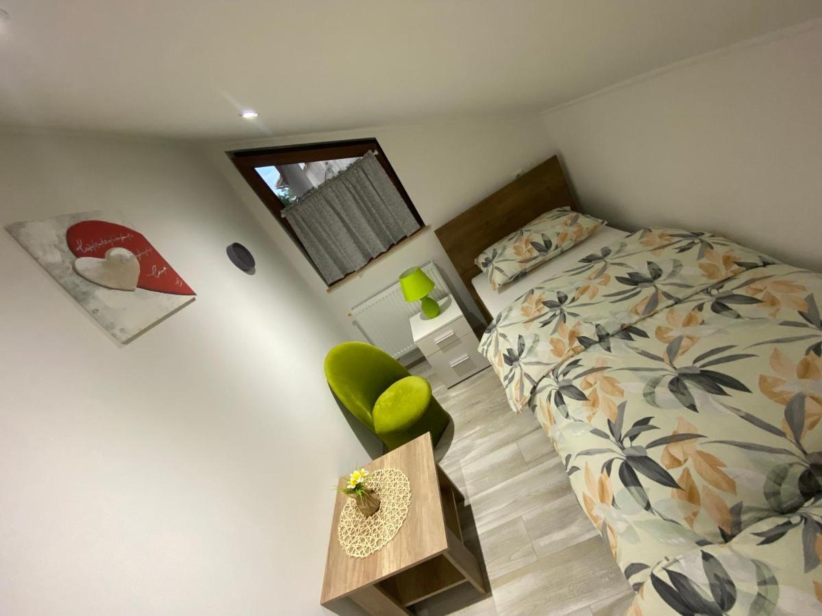 Apartman Filip Apartment Udbina Екстериор снимка