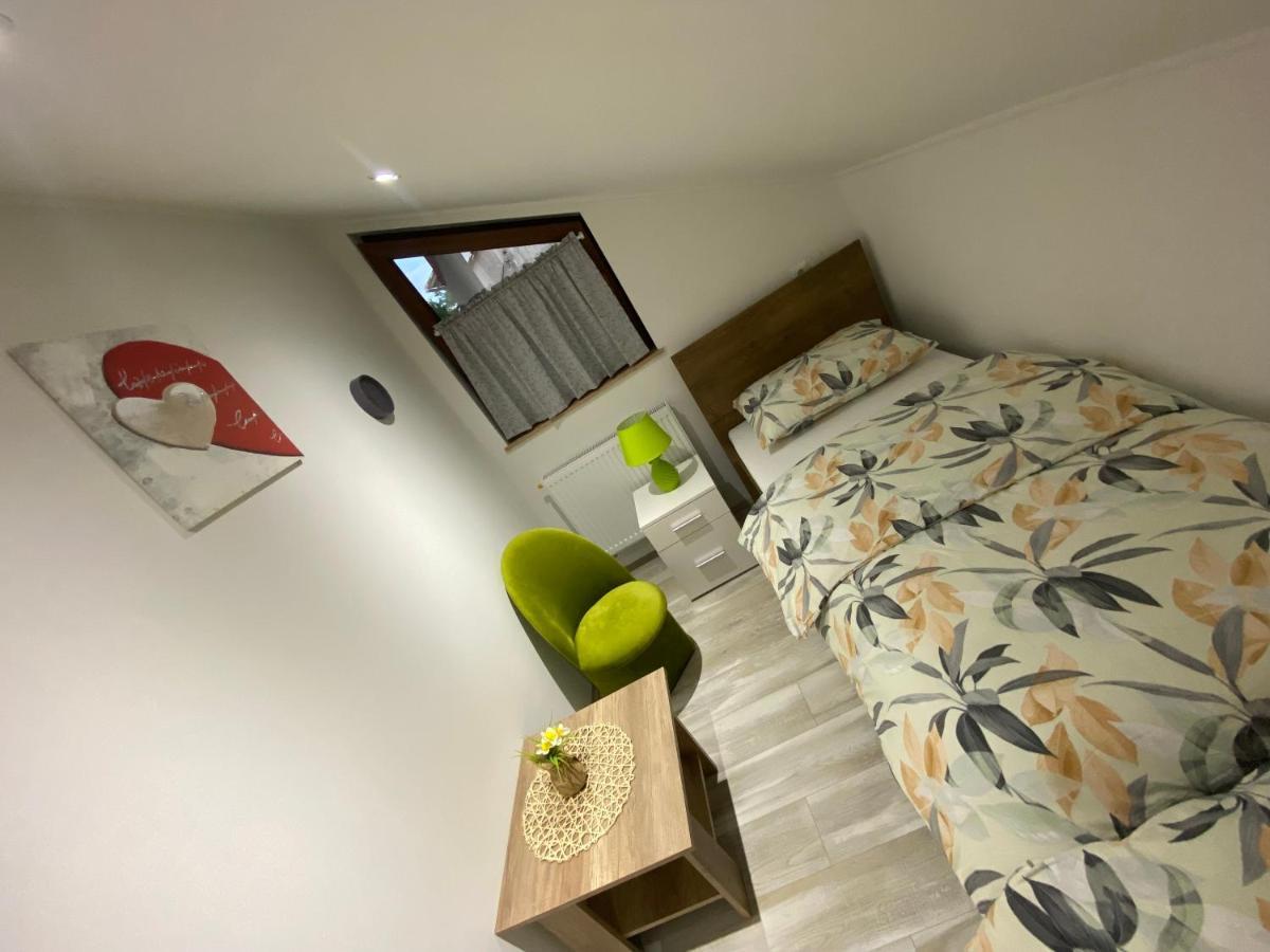 Apartman Filip Udbina Екстериор снимка
