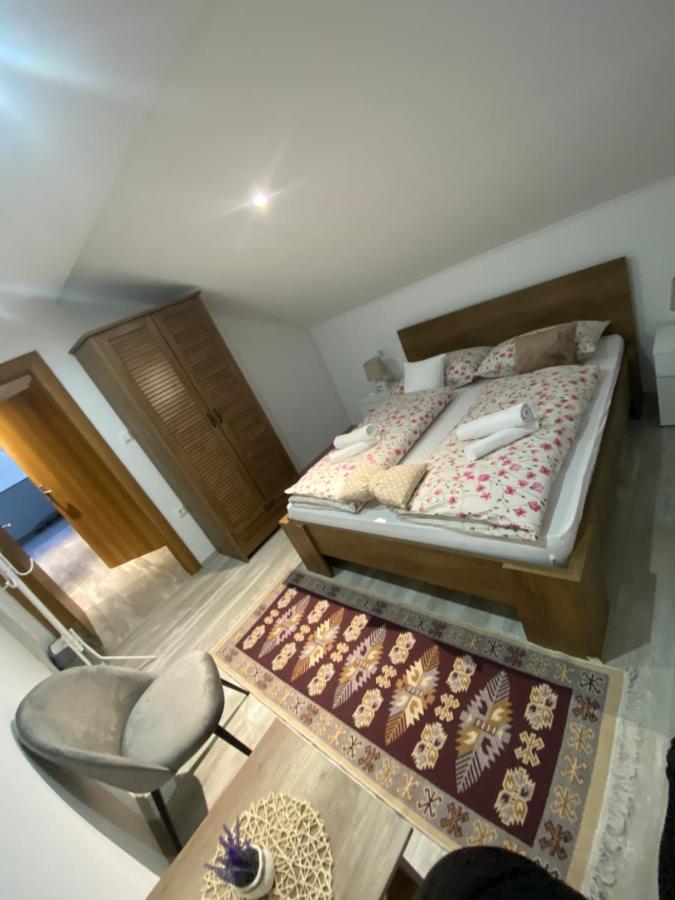 Apartman Filip Udbina Екстериор снимка