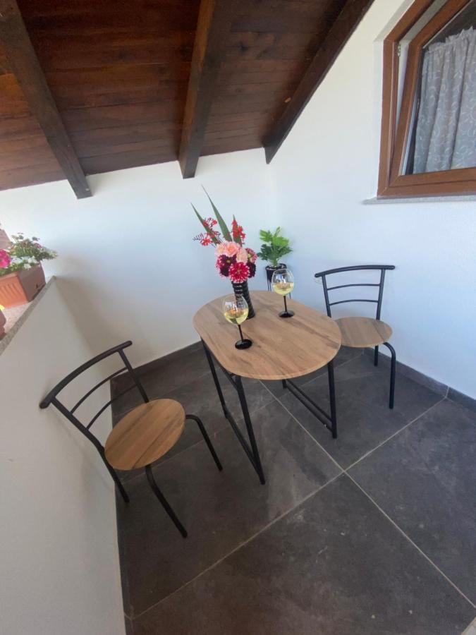 Apartman Filip Udbina Екстериор снимка