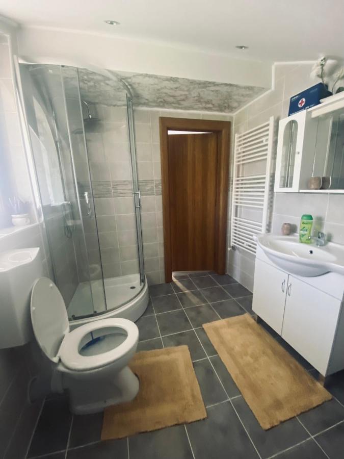 Apartman Filip Udbina Екстериор снимка