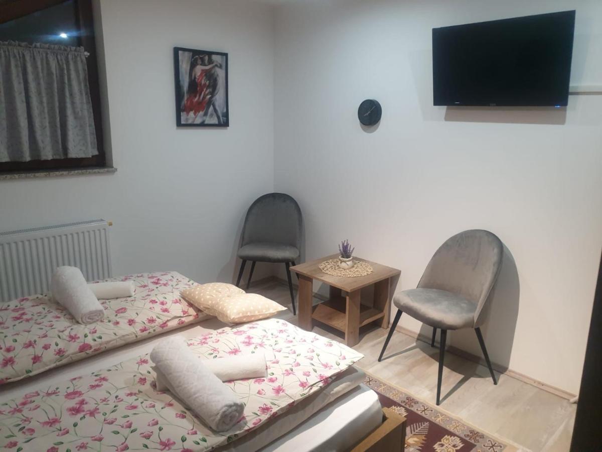 Apartman Filip Udbina Екстериор снимка