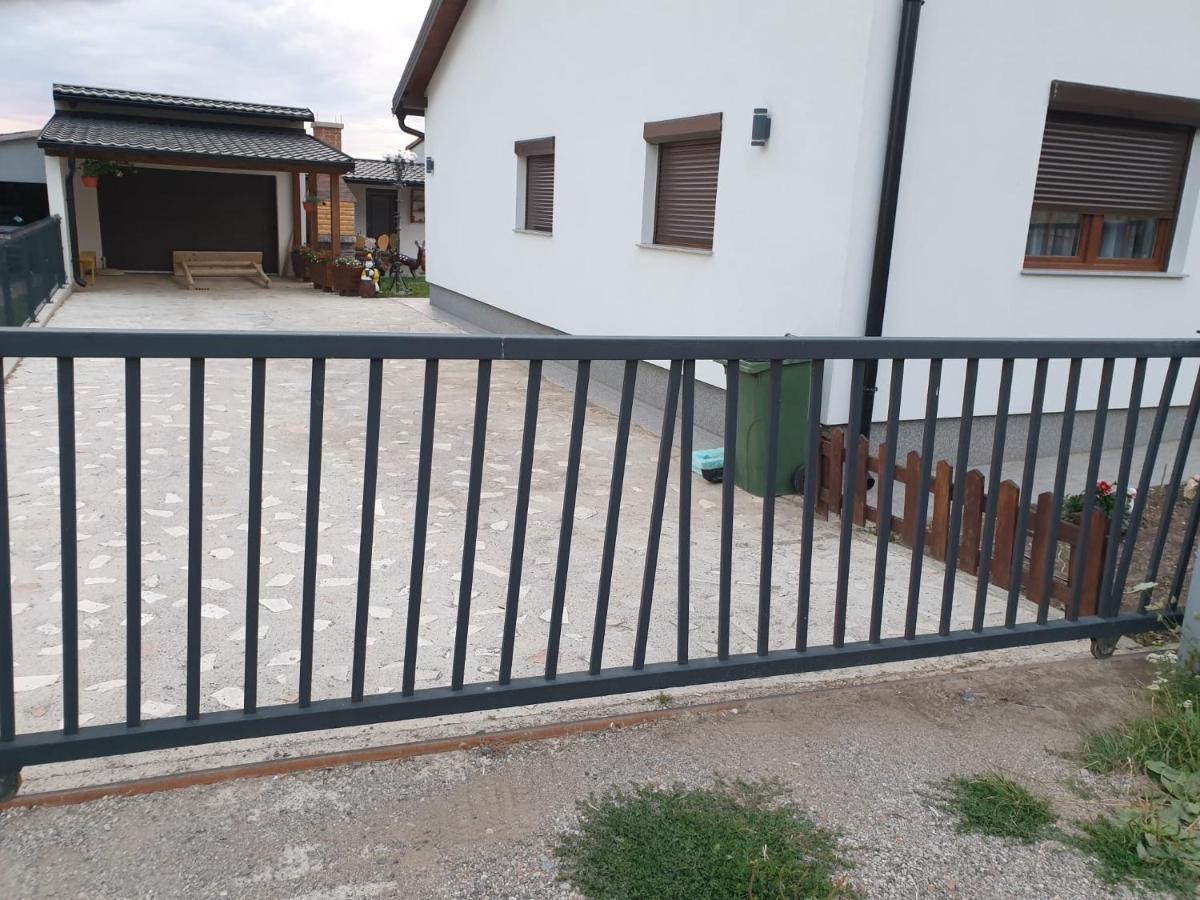 Apartman Filip Udbina Екстериор снимка